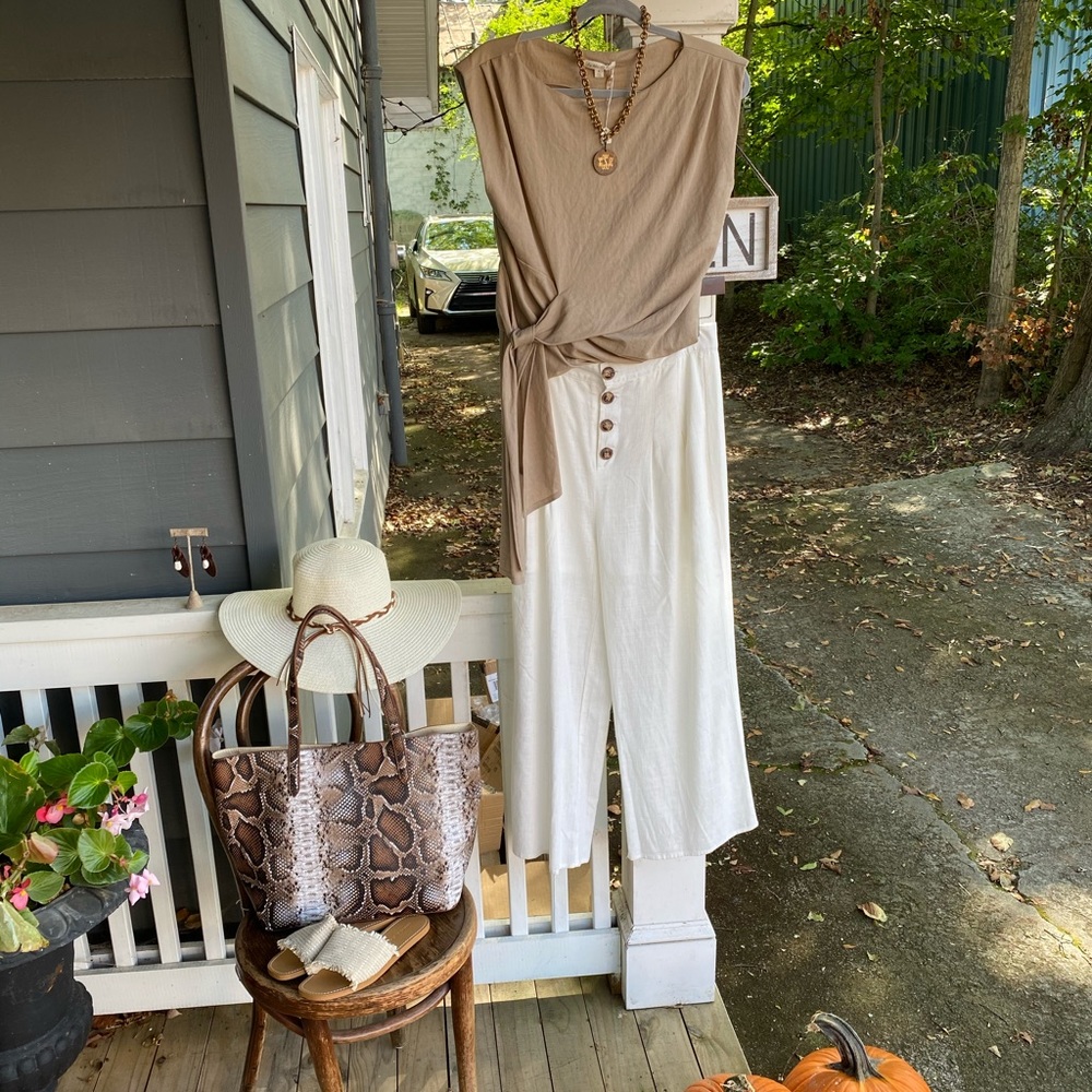 White wide leg linen look pants. High waist